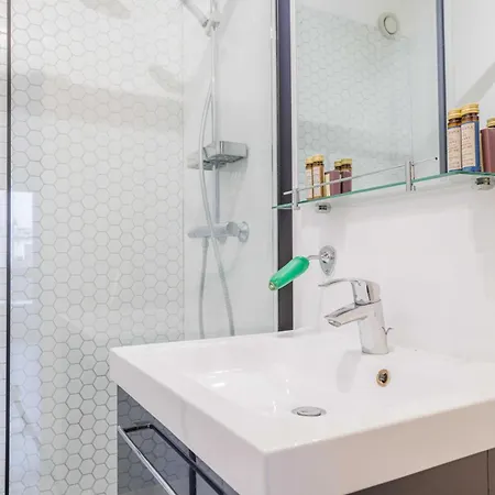 Charming With Balcony And View - 1bdr 2p - 19th Arr Apartment *
